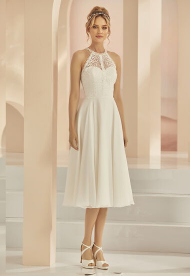 Eine verzaubernde, romantische Silhouette.  kurzes Brautkleid in Creme, eignet sich für das Standesamt. Fließender Rock aus Chiffon.