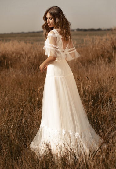 Ein wunderschönes Boho Brautkleid mit Stola aus Tüll und Spitze.