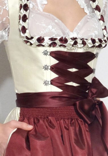 Dirndl aus edler Seide und Taft.