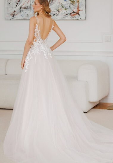 Wunderschön zartes Brautkleid mit tiefen Rückenausschnitt, feine Applikationen, Cut Out.
 