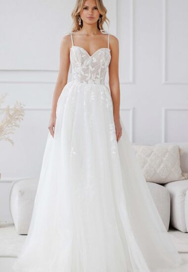 Ein edles und mädchenhaftes Hochzeitskleid mit zarten Verzierungen aus Spitze.