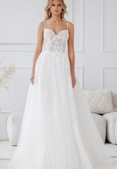 Ein edles und mädchenhaftes Hochzeitskleid mit zarten Verzierungen aus Spitze.
