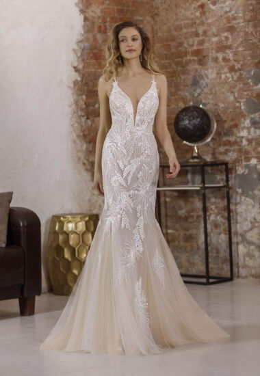 Ein wunderschönes und feenhaftes Meerjungfrau-Brautkleid mit Details aus Ornament-Spitze. Die semitransparente Spitze betont die Taille der Braut besonders schön.