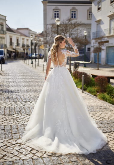 Dieses Brautkleid ist romantisch und märchenhaft zugleich. Es hat einen wunderschönen Rücken mit Knopfleiste und Spitzenapplikationen.