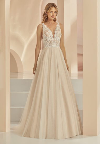 Ein romantisches Boho Brautkleid ist wie gemacht für das Standesamt. Bohemian Chic mit tiefem V-Ausschnitt und leicht fließendem Rock aus Tüll.