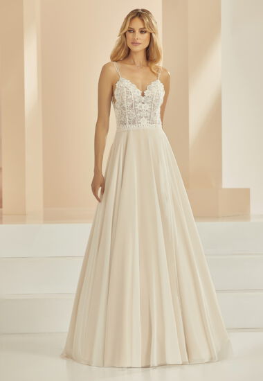 Traumhaftes Boho Brautkleid mit Spaghettiträgern.
 