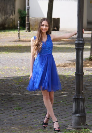 Dieses Kleid in Blau eignet sich nicht nur für Deinen Abiball, sondern auch als Konfirmationskleid, für einen Gast auf einer Hochzeit oder als Blumenmädchen. 