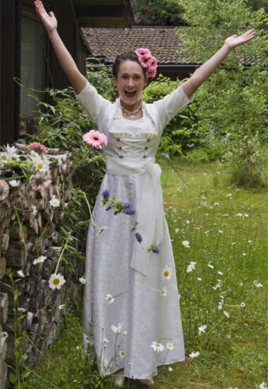 Brautdirndl lang in Creme aus Jacquard.