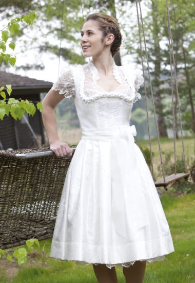 Brautdirndl aus edlem Satin.