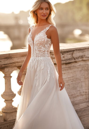 Märchenhaft schön! Das Brautkleid aus Chiffon beeindruckt durch Moderne Verzierungen und eine lange Schleppe.