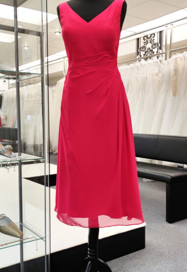 Kurzes Abendkleid aus leichtem Chiffon in der Farbe Pink. Die Raffungen zaubern eine schöne Figur.