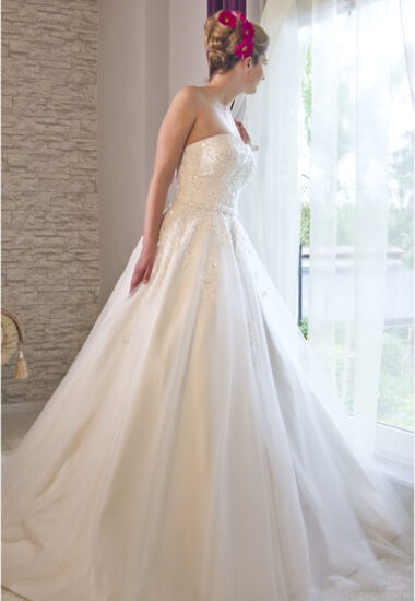 Hochzeitskleid in Prinzessinnen Style in Creme mit langer Schleppe. Wunderschön, märchenhaft; einfach WOW!