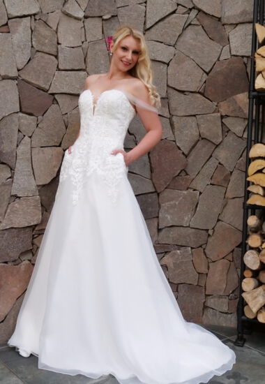 Brautkleid mit Taschen für die Moderne Braut. Brautkleid A-Linie in creme. Hochzeitskleid mit Schleppe, feine Applikationen.
 