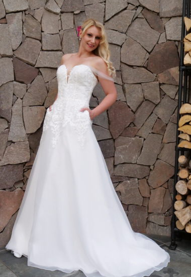 Brautkleid mit Taschen für die moderne Braut. Brautkleid in A-Linie in Creme. Hochzeitskleid mit Schleppe, feine Applikationen.