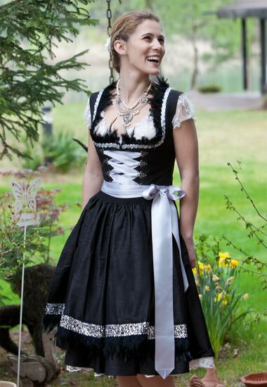 Hochwertiges Designer Dirndl. Dirndl Unikat in schwarz aus Wildseide mit Verzierung aus Federn.