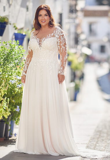 Ein elegantes Brautkleid für große Größen. Oberteil ist aus feiner Spitze und der Rock ist aus fließendem Chiffon. Dieses Brautkleid schmeichelt jeder Braut.