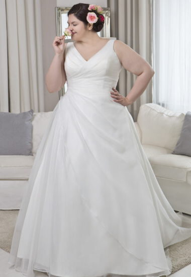 Elegantes und schlichtes Hochzeitskleid in großer Größe. Tiefer V-Ausschnitt und Raffungen schmeicheln.
