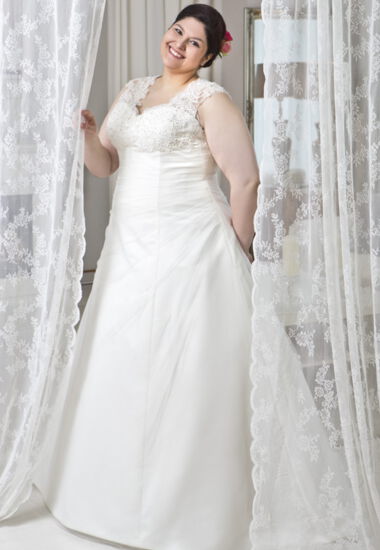 Brautkleider in großen Größen mit Spitzenapplikationen und langer Schleppe.