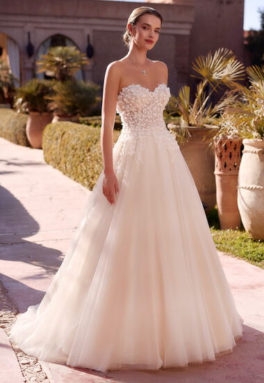 Wunderschön zartes Brautkleid mit tiefen Rückenausschnitt, feine 3D-Blüten und Schleppe.
 