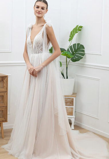 Traumhaftes Boho Brautkleid mit bestickten Oberteil.
