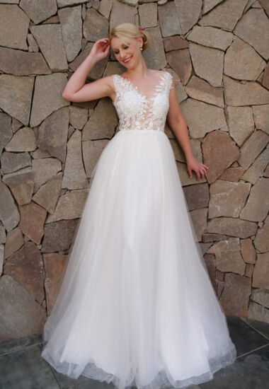 Hochzeitskleid mit fließendem Rock und Schleppe. Oberteil aus Spitze, leicht transparent, romantisch und sexy.