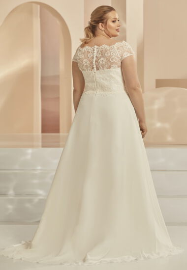 Fließender Chiffon und feinste Spitze. Brautkleid mit aufregender Rückenpartie aus hochwertiger Spitze.