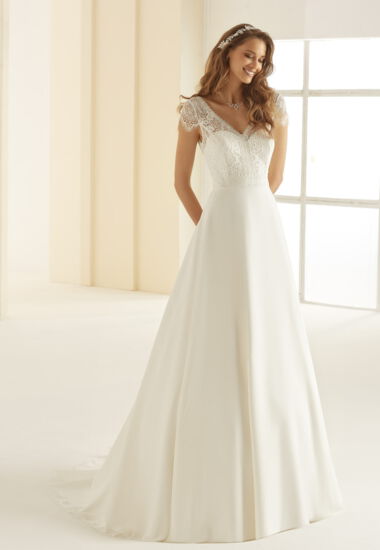 Brautkleid in Vintage Style eignet sich sehr gut für das Standesamt. Mit den kleinen Ärmelchen wirkt das Brautkleid mädchenhaft.