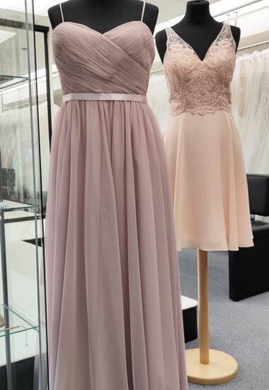Schlichte Abendkleider in Altrosa aus Tüll. Kurze Kleider mit Spitze in verschiedenen Farben wie Apricot oder Lila.
 