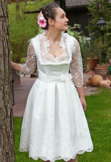 Brautdirndl / Hochzeitsdirndl für Deine Hochzeit in Frankfurt. Auch oft gefunden für: Heiraten in den Bergen, Hochzeit in Bayern, traditionell heiraten in Dirndl, Brautkleid, Standesamtmode, Brautmode für Frankfurt.