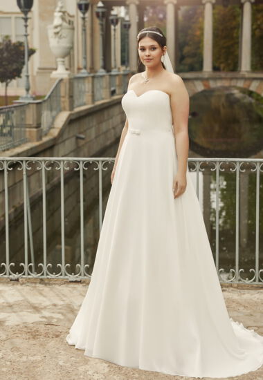 Schlichtes und elegantes Brautkleid für große Größen. Mit einem Bolero mit langen Ärmeln gut kombinierbar. Perfekt für Kirche oder auch für das Standesamt.