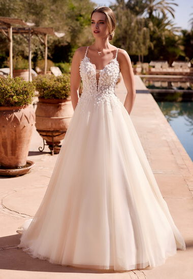 Wunderschön zartes Hochzeitskleid mit tiefen Spaghettiträgern, feine 3D-Blüten und Schleppe.
 