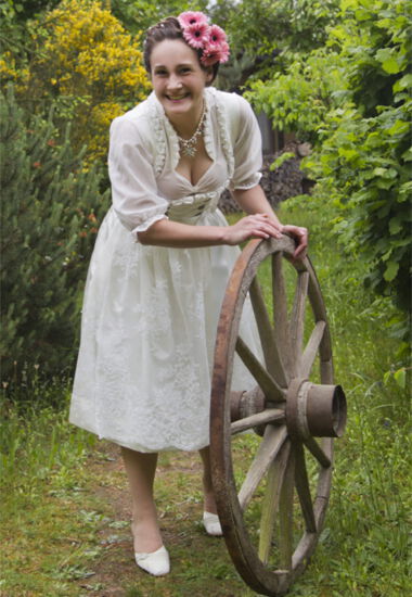 Hochwertige Brautdirndl in Creme mit Dirndlbluse aus Seidenbatist.