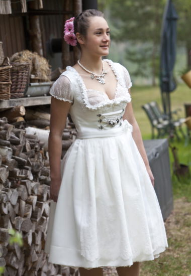 Wunderschön! Brautdirndl aus hochwertigem Satin und Spitze.
