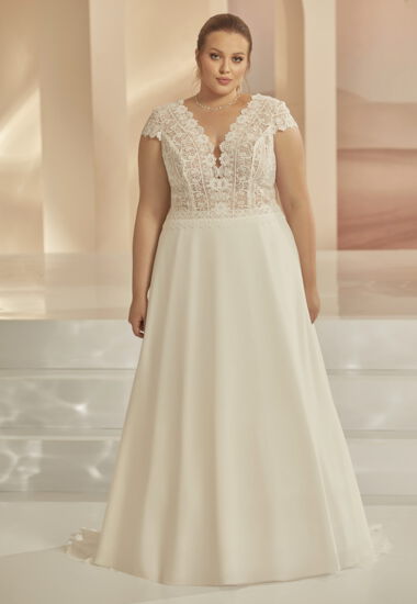 Ein elegantes Brautkleid für große Größen. Oberteil ist aus feiner Spitze und der Rock ist aus fließendem Chiffon. Dieses Brautkleid schmeichelt jeder Braut.