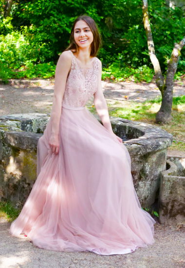 Märchenhaft schön! Abendkleid in Rosa mit Perlenstickerei und Tüllrock.
 