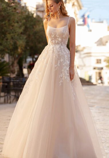 Ein wunderschönes Prinzessinnen Brautkleid mit feinen, funkelnden Glasperlen, Tüllrock und einer langen Schleppe.