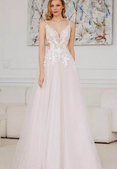 Wunderschön zartes Brautkleid mit Tüll, feine Applikationen, Cut Out.
 