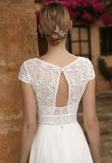 Kurzes Vintage Brautkleid mit spektakulärem Rückendetails.
 