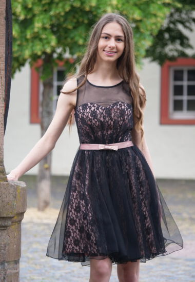 Dieses kurze Kleid ist nicht nur raffiniert, sondern auch wunderbar leicht und mädchenhaft.