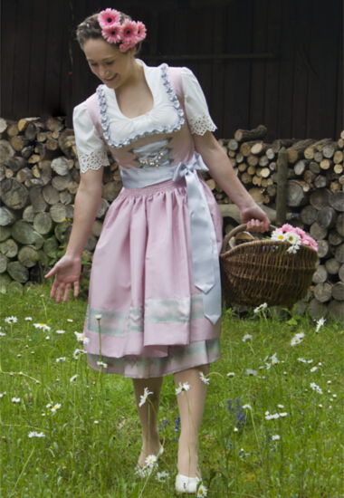 Brautdirndl in Rosa aus hochwertigem Taft. Schürze mit feinen Verzierungen.