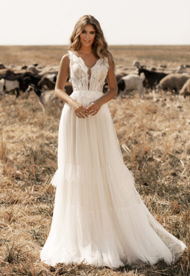 Boho Brautkleid mit tiefen Ausschnitt. Einfach bezaubernd.