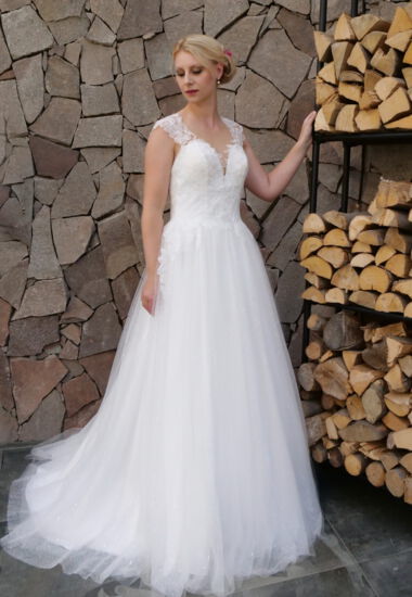 Elegantes Brautkleid in A-Linie mit Tattoo-Effekt und langer Schleppe. Hochzeitskleid in Creme aus Soft-Tüll. Oberteil mit feiner Spitze.