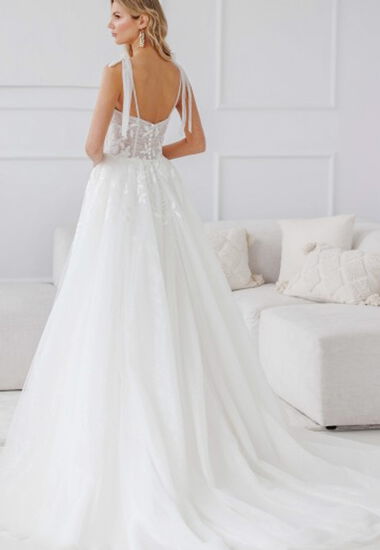 Zartes und mädchenhaftes Hochzeitskleid mit einer tollen Silhouette.