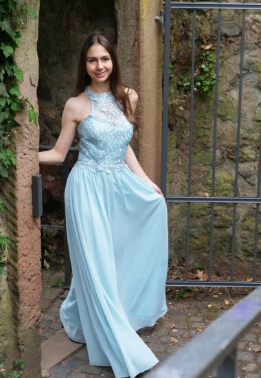 Dieses Abendkleid ist elegant, fließend und leicht. Was will man mehr?