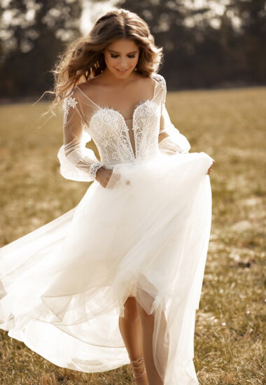 Exklusives Boho Brautkleid mit langen Ärmeln aus Tüll. Einfach Himmlisch!