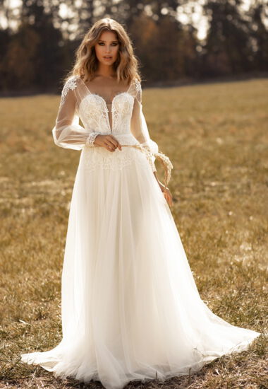 Märchenhaftes Boho Brautkleid mit langen Ärmeln aus Tüll.