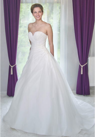 Elegantes Brautkleid aus Satin und Organza mit Herzausschnitt und Raffungen. A-Linie Brautkleid mit langer Schleppe.