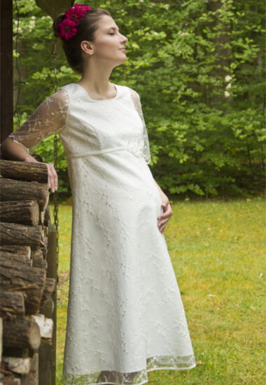 Elegantes Umstandsbrautkleid mit Spitze und kurzen Ärmeln. Eignet sich sehr schön für das Standesamt.