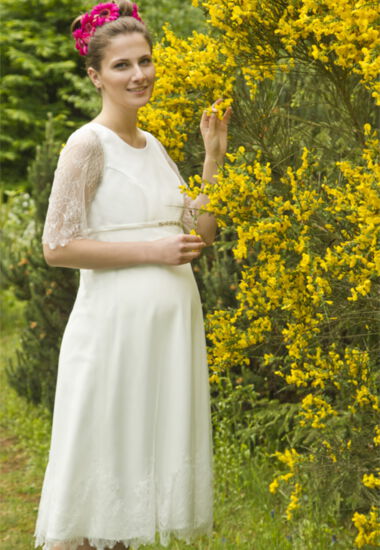 Traumhaft schönes Umstandsbrautkleid mit Spitzenärmelchen in Creme.