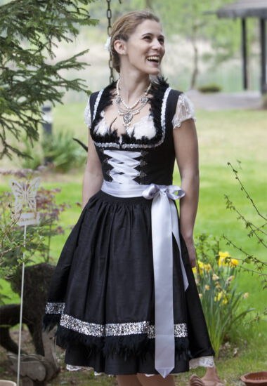 Hochwertiges Designer Dirndl. Dirndl Unikat in schwarz aus Wildseide mit Verzierung aus Federn.